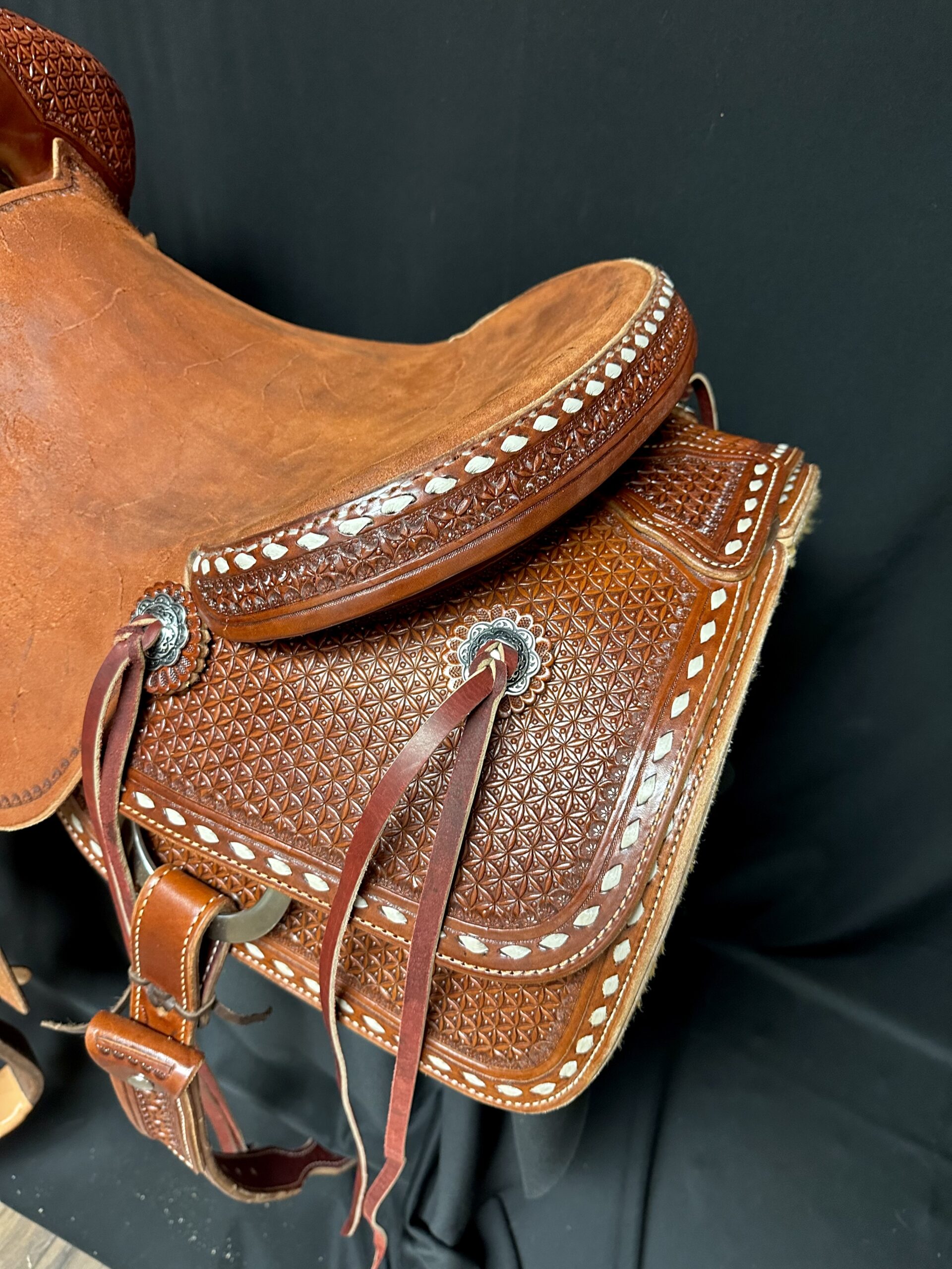 White Rock Cutting Saddle with Snowflake tooling and White Buckstitch